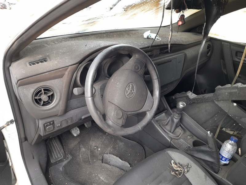 toyota auris (_e18_) del año 2016