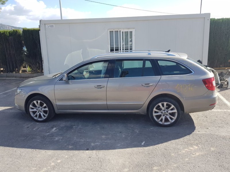 skoda superb combi (3t5) del año 2011