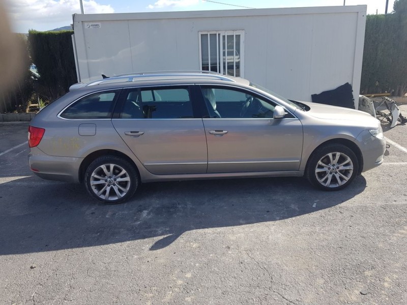 skoda superb combi (3t5) del año 2011