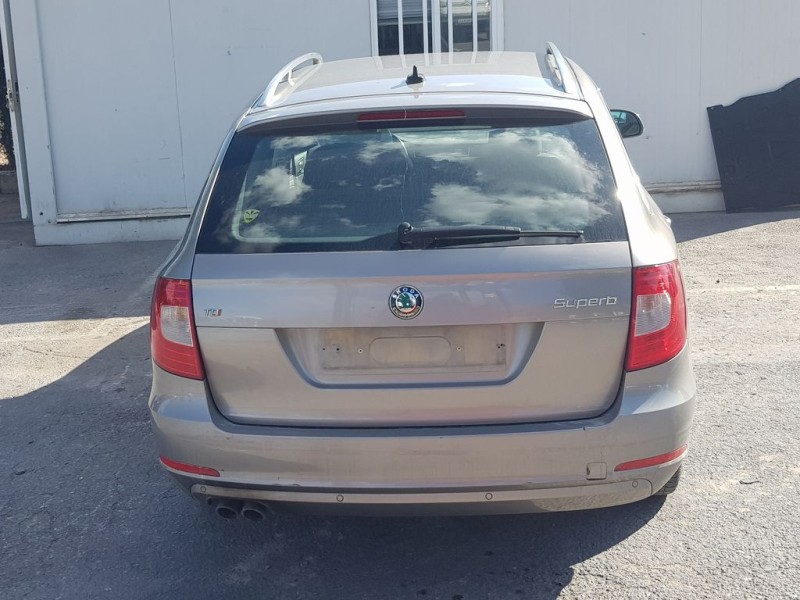 skoda superb combi (3t5) del año 2011