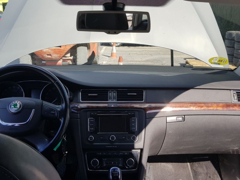 skoda superb combi (3t5) del año 2011