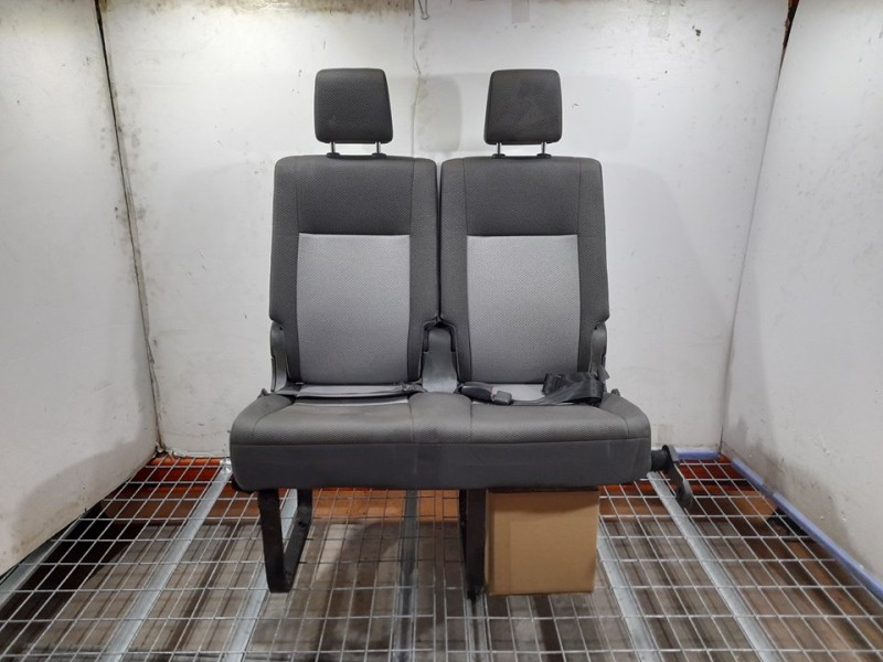 Recambio de asiento trasero izquierdo para toyota hi-ace referencia OEM IAM  RECLINABLE 3ª O 4ª FILA TOCADO