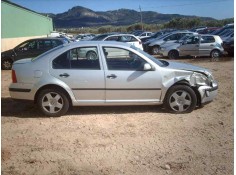 VOLKSWAGEN BORA BERLINA (1J2)