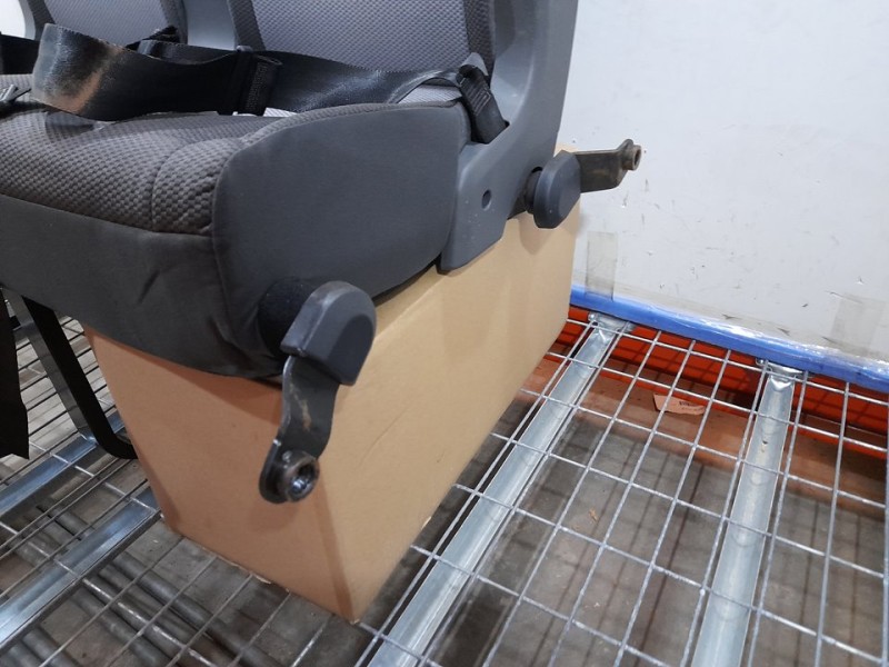 Recambio de asiento trasero izquierdo para toyota hi-ace referencia OEM IAM  NO RECLINABLE 3ª O 4ª FILA TOCADO