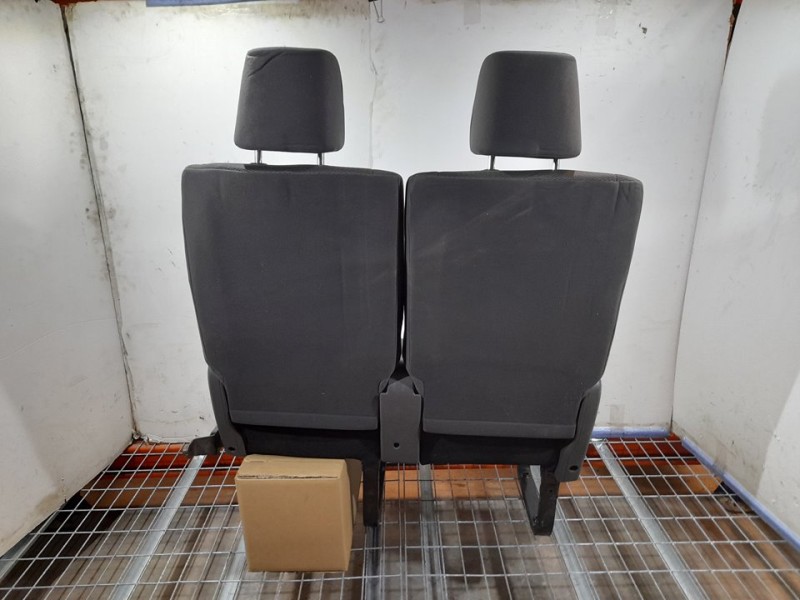 Recambio de asiento trasero izquierdo para toyota hi-ace referencia OEM IAM  NO RECLINABLE 3ª O 4ª FILA TOCADO