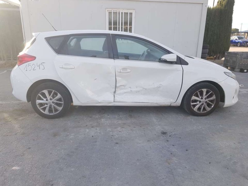 toyota auris del año 2013