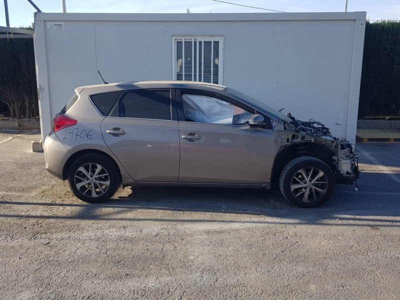 toyota auris del año 2013