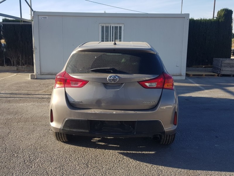 toyota auris del año 2013