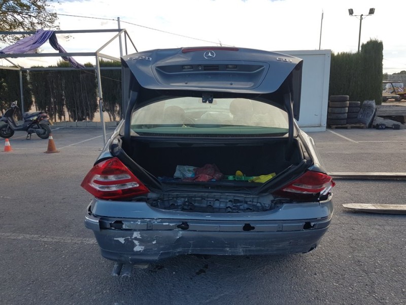 mercedes-benz clase c (w203) berlina del año 2004