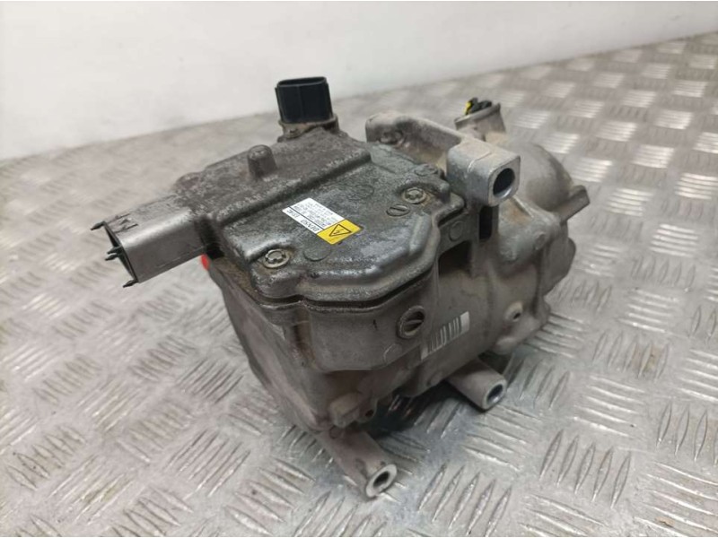 Recambio de compresor aire acondicionado para toyota yaris hsd active referencia OEM IAM 0422001350  DENSO