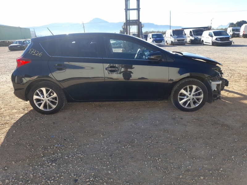 toyota auris (_e18_) del año 2013