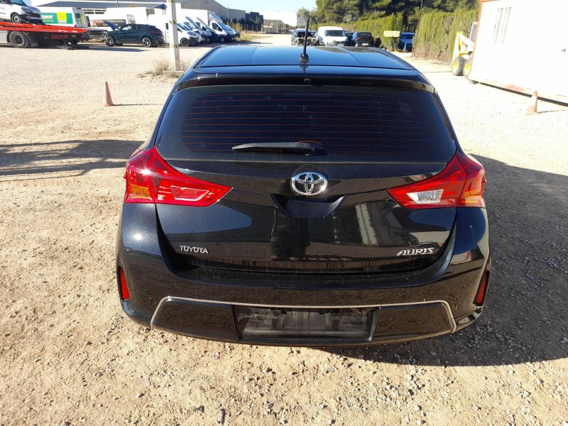 toyota auris (_e18_) del año 2013