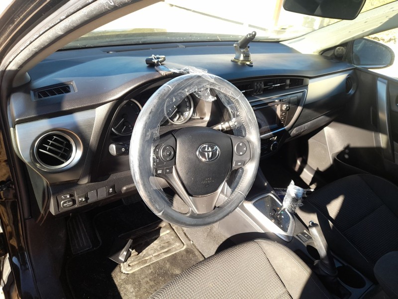 toyota auris (_e18_) del año 2013