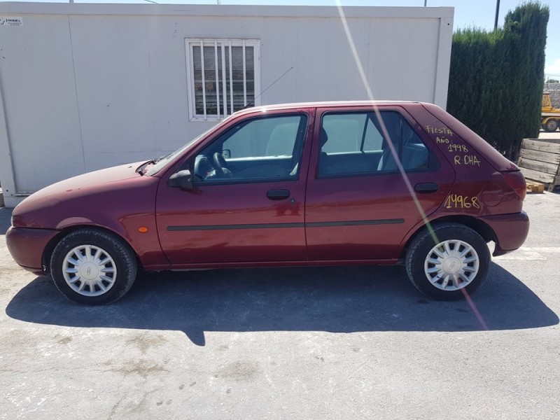 ford fiesta berlina del año 1998