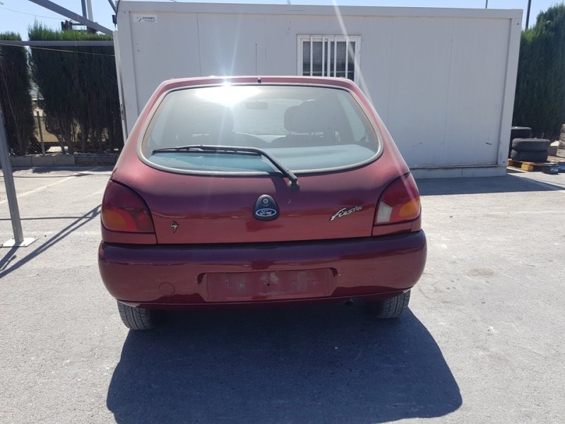 ford fiesta berlina del año 1998