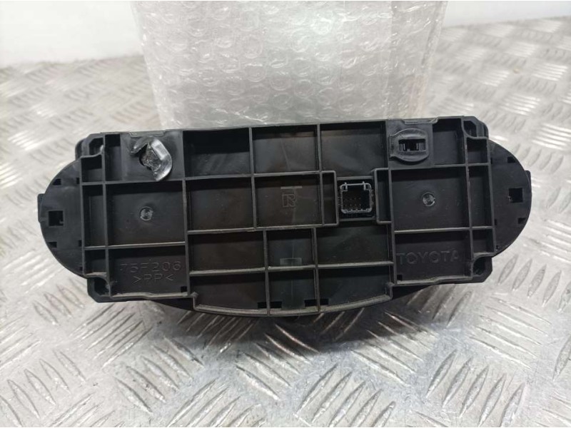 Recambio de mando climatizador para toyota yaris hsd active referencia OEM IAM 559000D310C0  