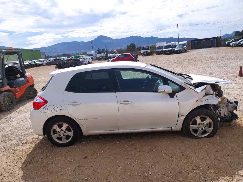toyota auris del año 2012