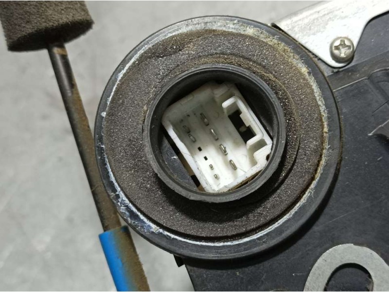 Recambio de cerradura puerta trasera derecha para lexus rx 400h referencia OEM IAM 7F0413  ELECTRICA