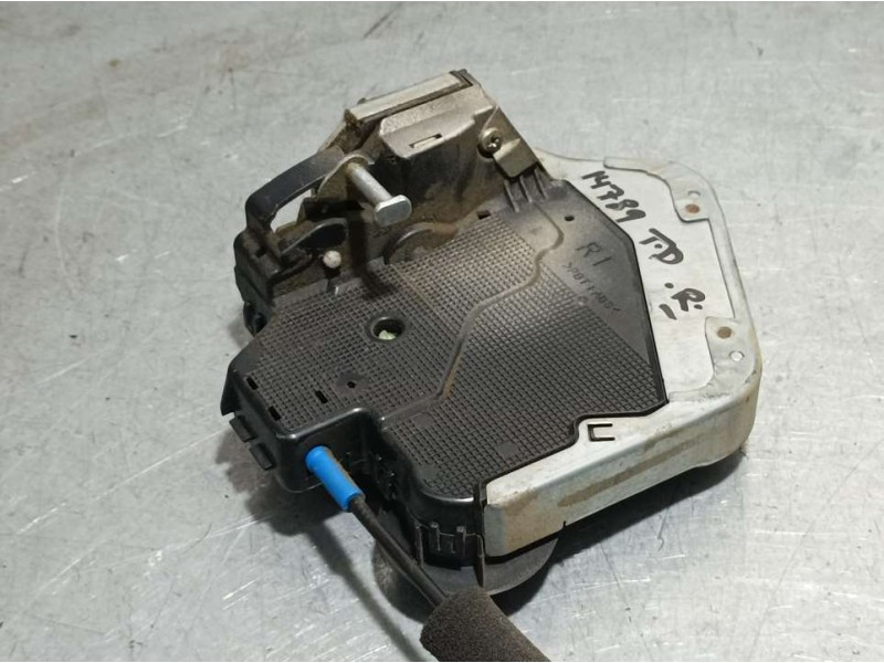 Recambio de cerradura puerta trasera derecha para lexus rx 400h referencia OEM IAM 7F0413  ELECTRICA