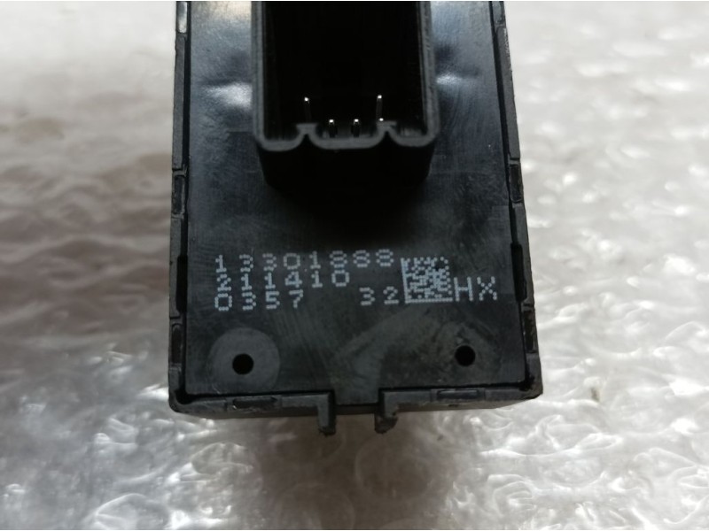 Recambio de mando elevalunas trasero derecho para opel insignia berlina cosmo referencia OEM IAM 13301888  