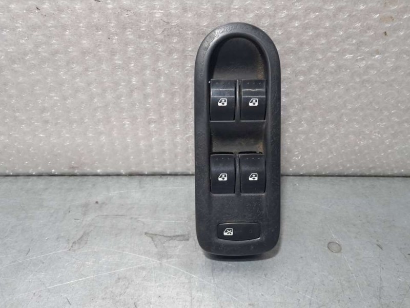 Recambio de mando elevalunas delantero izquierdo para renault megane ii berlina 5p authentique referencia OEM IAM 8200315033  