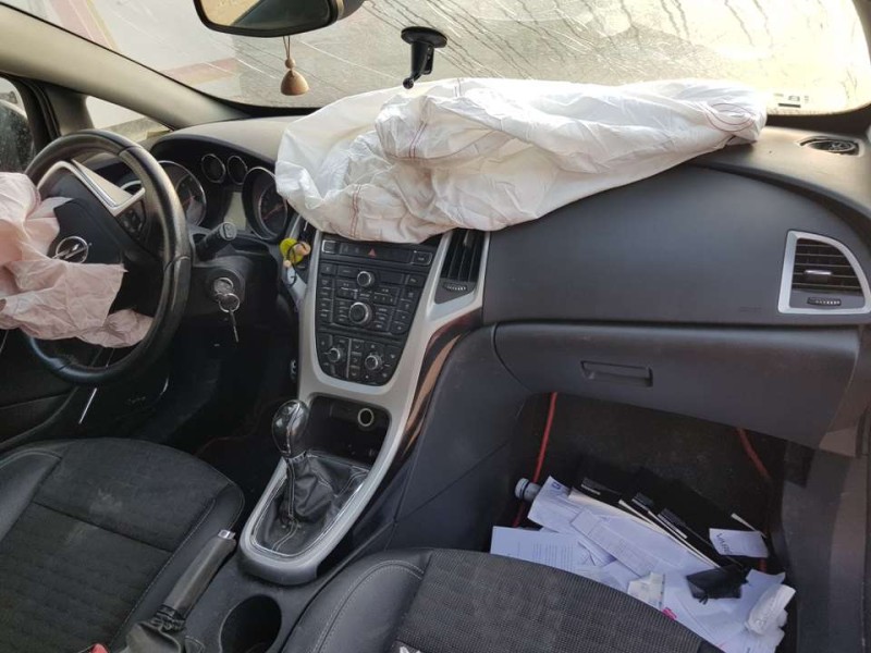 opel astra j gtc del año 2012