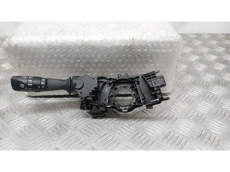 Recambio de mando intermitentes para toyota auris hybrid active referencia OEM IAM 0272017F852  