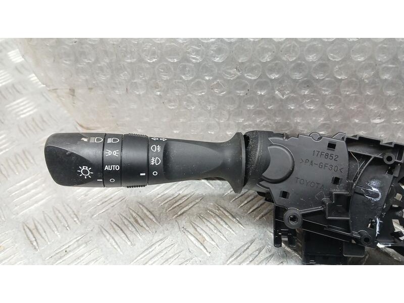 Recambio de mando intermitentes para toyota auris hybrid active referencia OEM IAM 0272017F852  