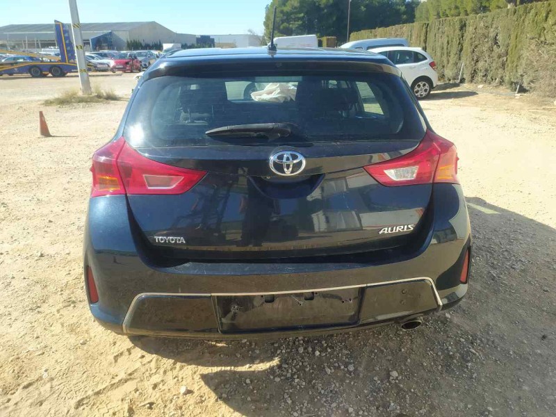 toyota auris del año 2013