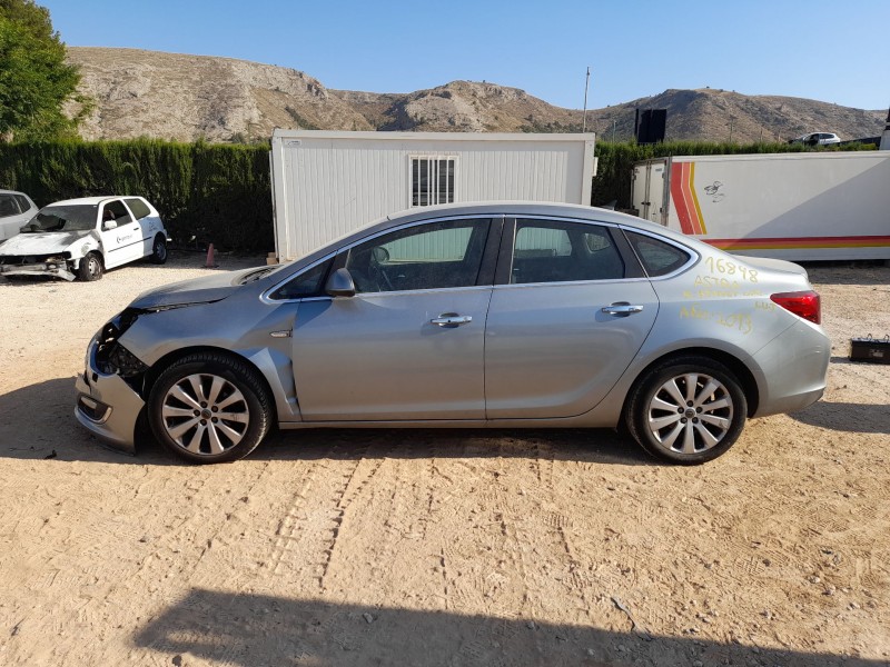 opel astra j sedán del año 2013