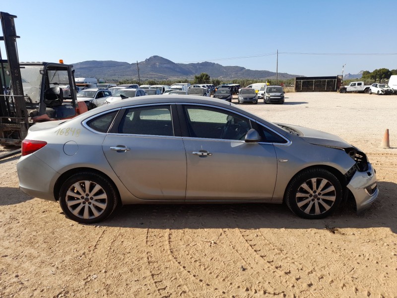 opel astra j sedán del año 2013