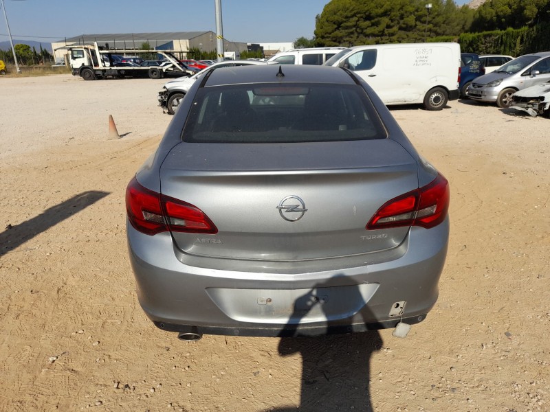 opel astra j sedán del año 2013