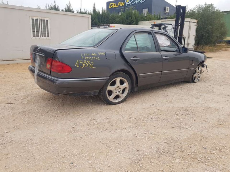 mercedes-benz clase e (w210) berlina del año 2001