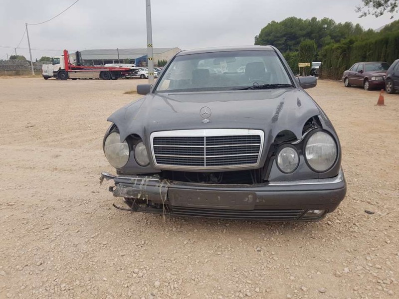 mercedes-benz clase e (w210) berlina del año 2001