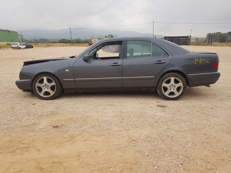 mercedes-benz clase e (w210) berlina del año 2001