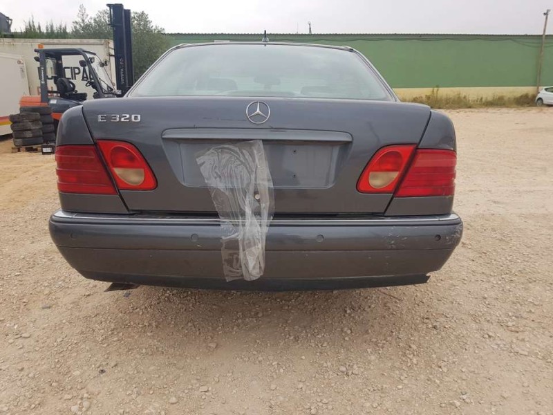 mercedes-benz clase e (w210) berlina del año 2001