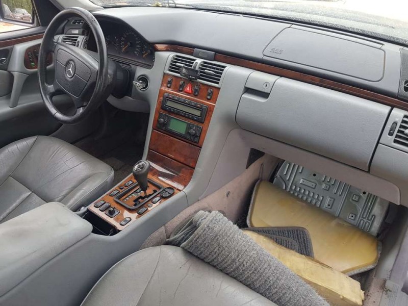 mercedes-benz clase e (w210) berlina del año 2001