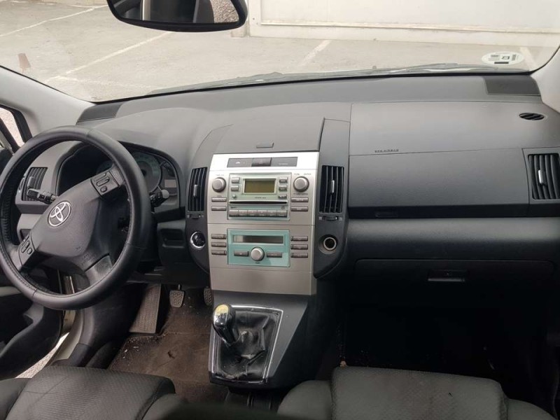 toyota corolla verso (r1) del año 2005