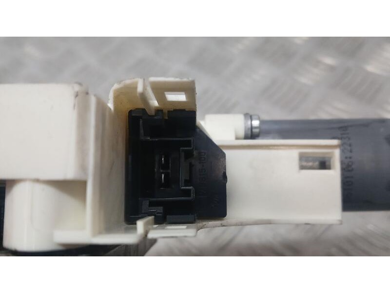 Recambio de elevalunas delantero derecho para audi a1 (8x) attraction referencia OEM IAM 8X3837462 BROSE ELECTRICO 2 PINS 102192