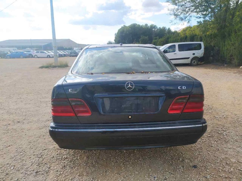 mercedes-benz clase e (w210) berlina del año 2000