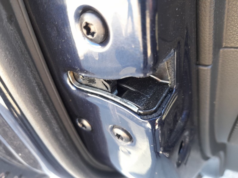 Recambio de cerradura puerta trasera izquierda para ssangyong tivoli 1.5 referencia OEM IAM   