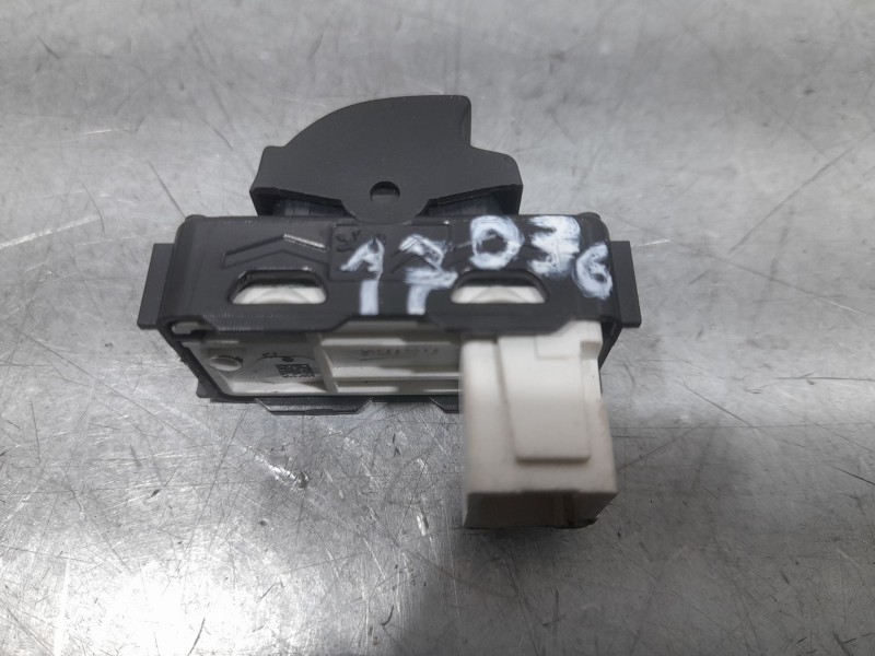 Recambio de mando elevalunas delantero derecho para peugeot 308 ii (lb_, lp_, lw_, lh_, l3_) 1.2 thp 110 referencia OEM IAM 9676