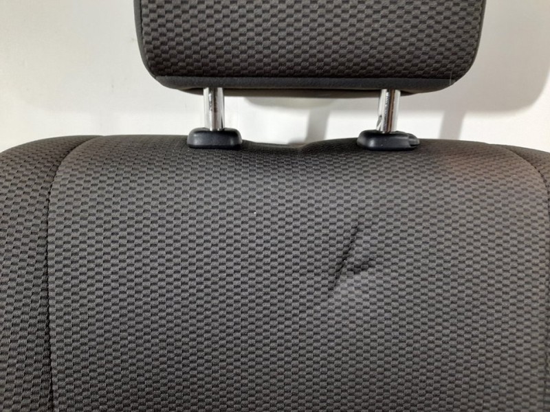 Recambio de asiento trasero derecho para toyota hi-ace referencia OEM IAM  NO RECLINABLE 4ª FILA TOCADO