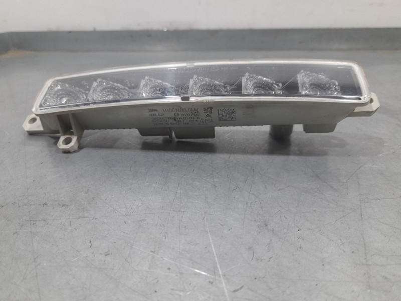 Recambio de piloto delantero derecho para peugeot 308 sw style referencia OEM IAM 9812662180 LUZ DIURNA VALEO