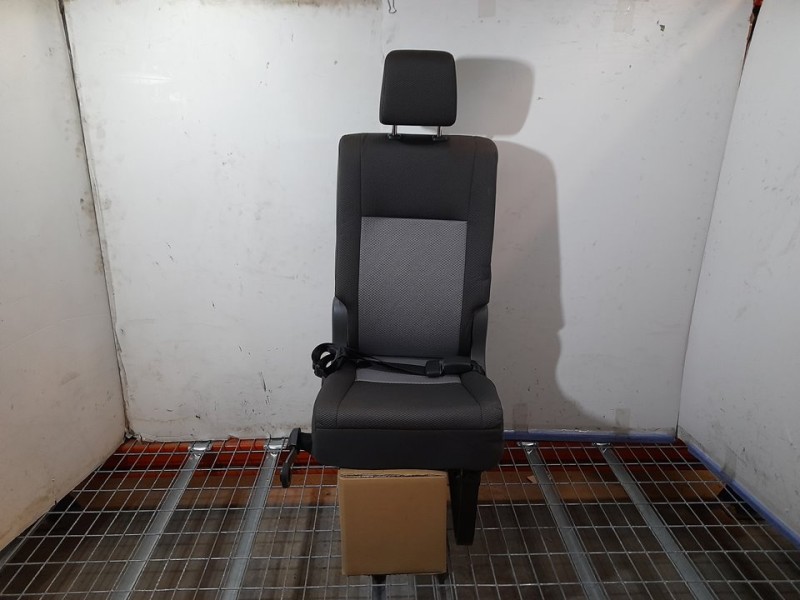 Recambio de asiento trasero derecho para toyota hi-ace referencia OEM IAM  NO RECLINABLE 4ª FILA