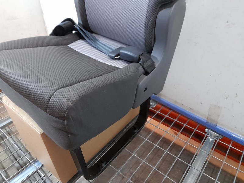 Recambio de asiento trasero derecho para toyota hi-ace referencia OEM IAM  NO RECLINABLE 4ª FILA