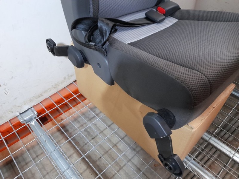 Recambio de asiento trasero derecho para toyota hi-ace referencia OEM IAM  NO RECLINABLE 4ª FILA