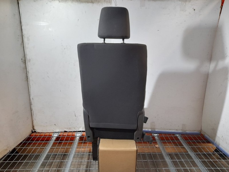 Recambio de asiento trasero derecho para toyota hi-ace referencia OEM IAM  NO RECLINABLE 4ª FILA