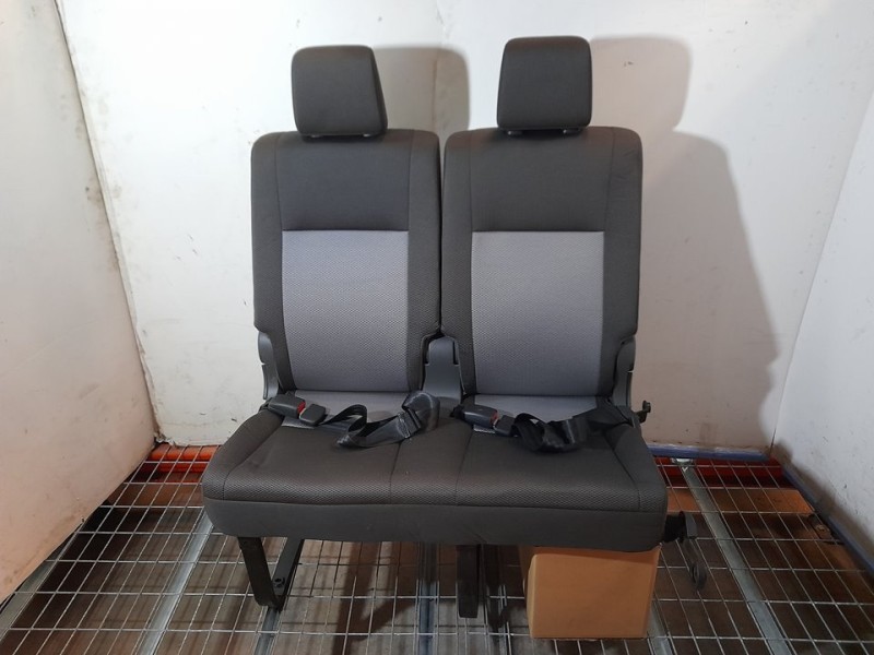 Recambio de asiento trasero izquierdo para toyota hi-ace referencia OEM IAM  RECLINABLE 3ª O 4ª FILA TOCADO
