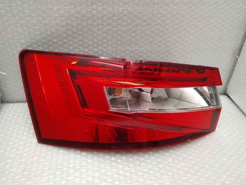 Recambio de piloto trasero izquierdo para skoda superb (3v3) active referencia OEM IAM 3V5945207A  EXTERIOR ROZADO